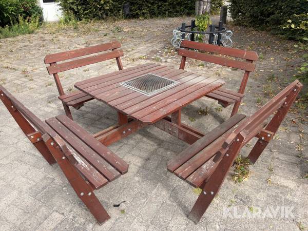 Trädgårdsmöbler med inbyggd grill