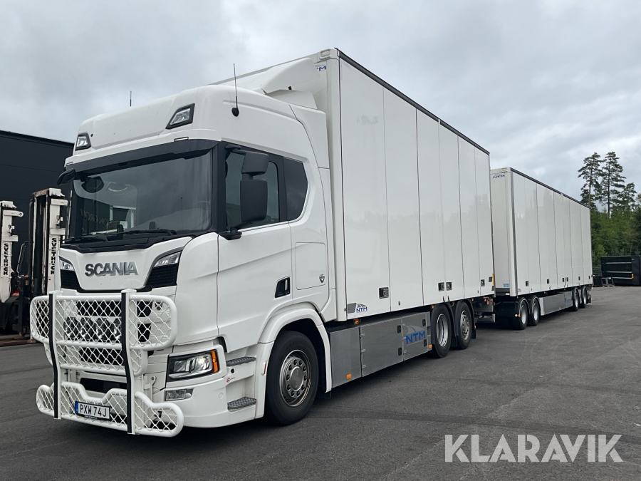 Lastbil High line Scania R590 med släp