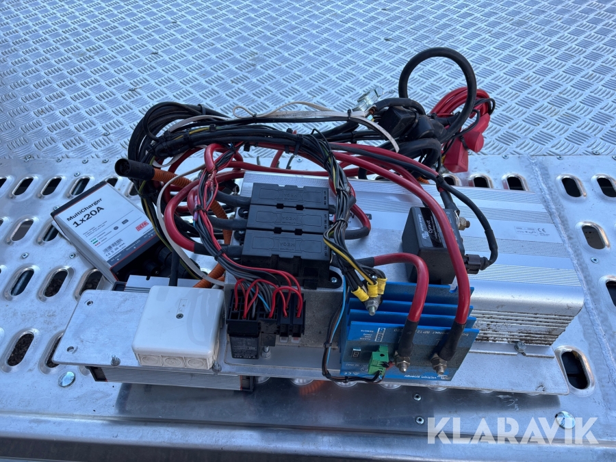 Inverter med batteriladdare Defa DC to AC Pure sine wave inverter 1000 W