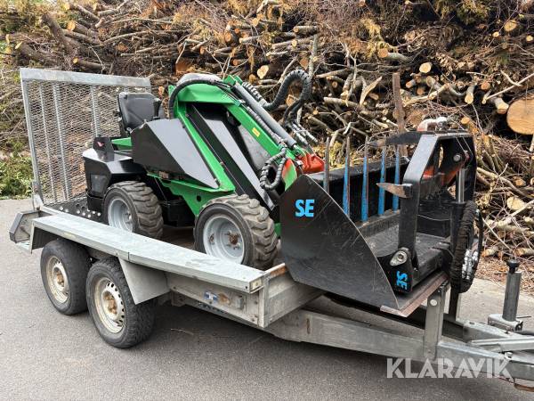 Kompaktlastare på trailer Avant M520 + med skopa och grip