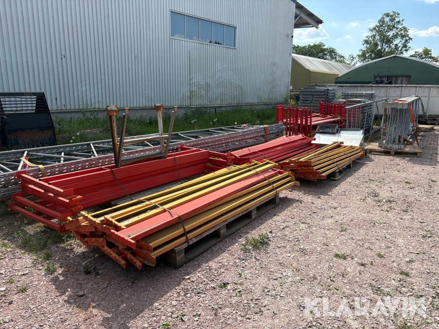 Pallställage, parti med ca 14 pallar blandade delar