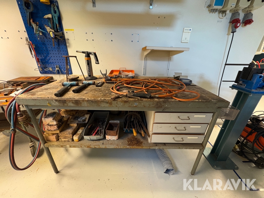 Bord för smides arbete med diverse tillbehör