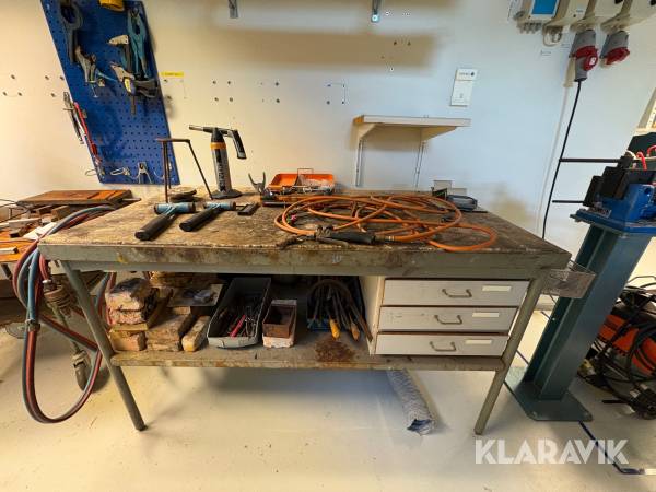 Bord för smides arbete med diverse tillbehör