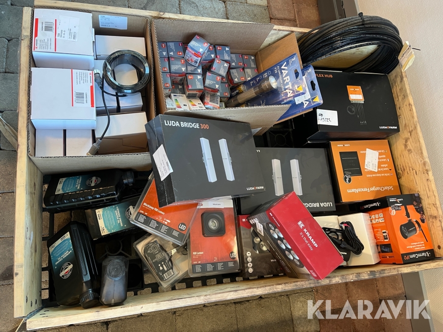 Diverse övervakningskameror, belysning, kablar Luda Bridge 300, Kramp, Varta, Farm Cam IP2