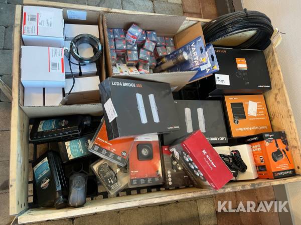 Diverse övervakningskameror, belysning, kablar Luda Bridge 300, Kramp, Varta, Farm Cam IP2