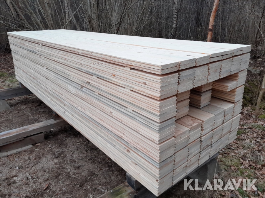 Parti med hyvlat granvirke 105 kvm, råspont