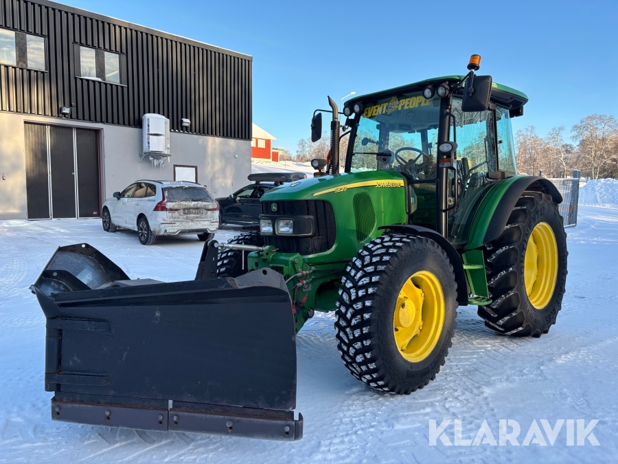 Traktor John Deere 5820 M med Vikplog