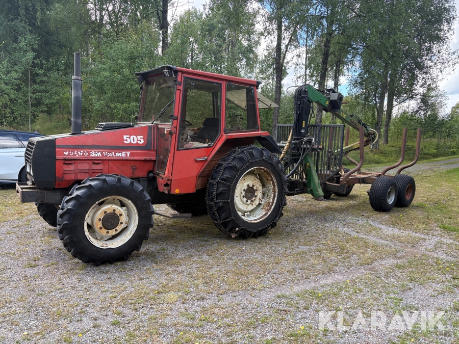 Traktor Volvo BM Valmet 505 med skogskärra