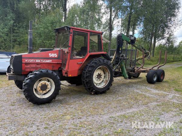 Traktor Volvo BM Valmet 505 med skogskärra