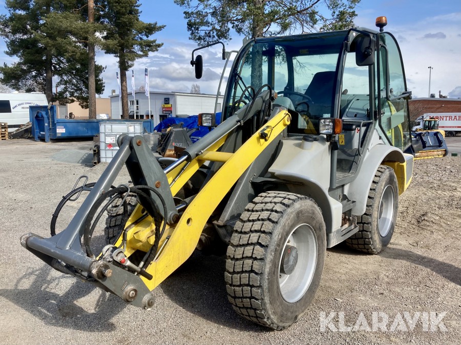Lastmaskin Kramer Allrad 380 med vikplog, spridare, planskopa & gafflar