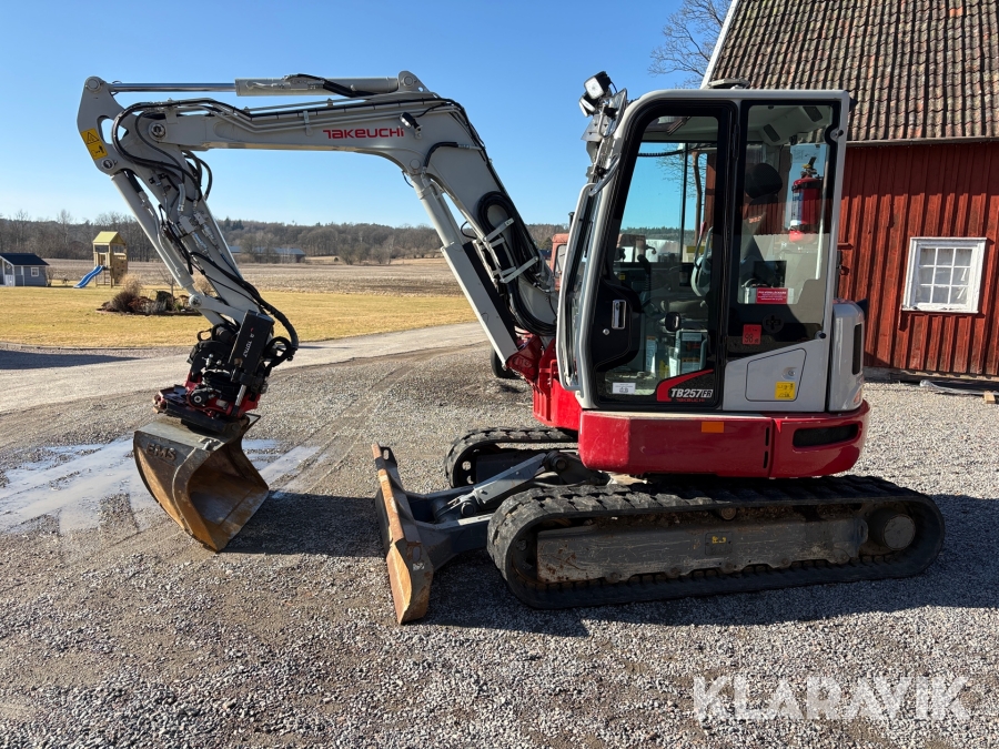 Grävmaskin Takeuchi TB257FR med 14 redskap