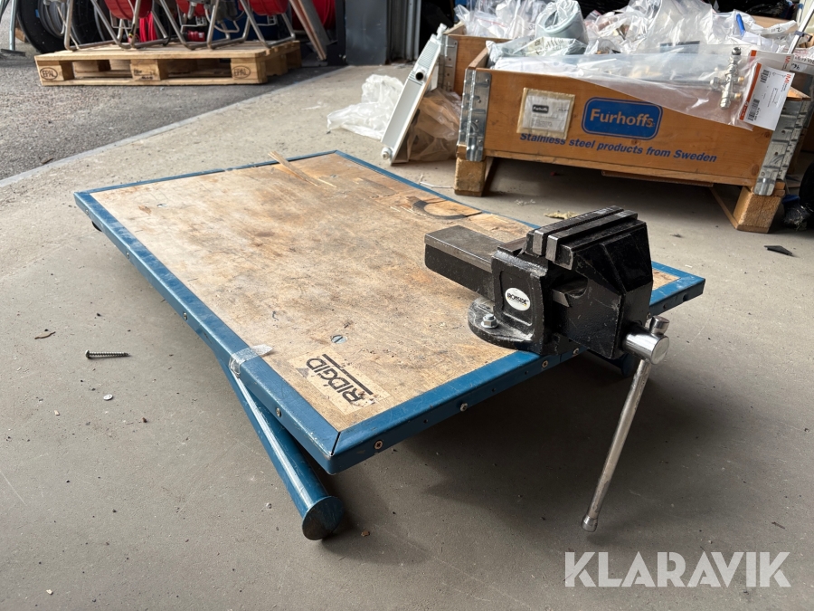 Arbetsbänk hopfällbar med skruvstäd