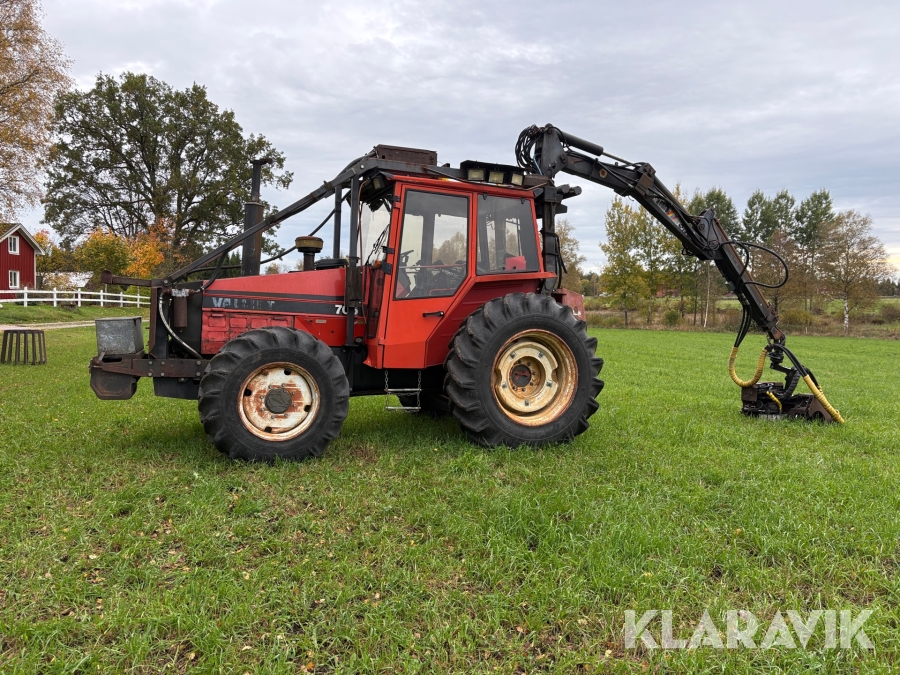 Traktor Valmet 705 Twintrac med skördaraggregat