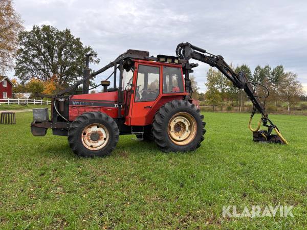 Traktor Valmet 705 Twintrac med skördaraggregat