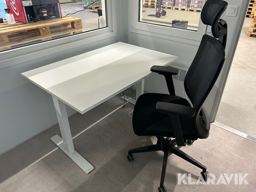 Höj och sänkbart skrivbord med stol