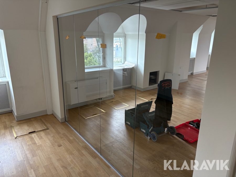 Glasparti vägg