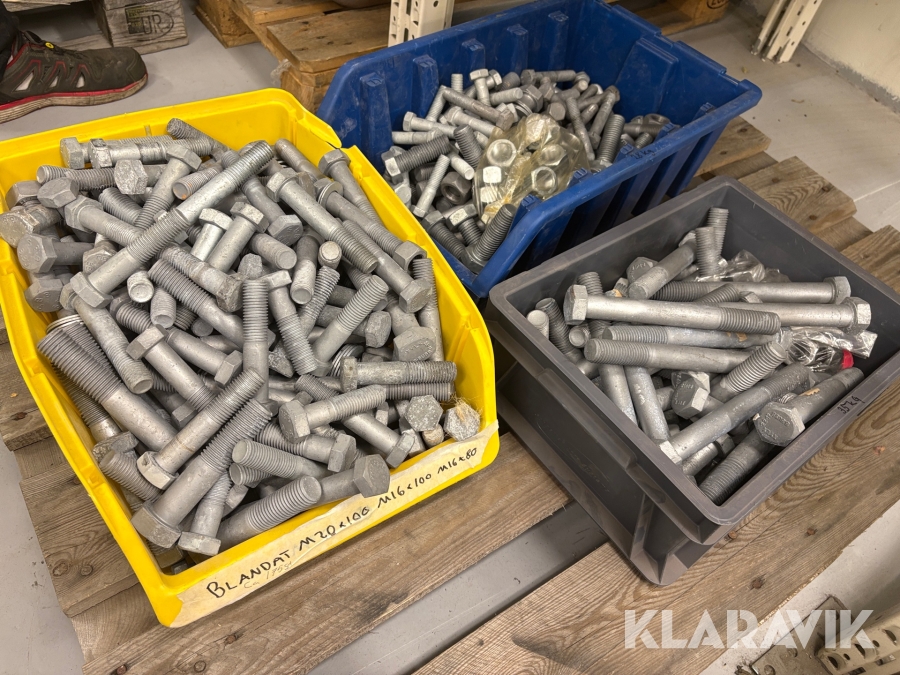 Blandad pall med muttrar, skruv/bult