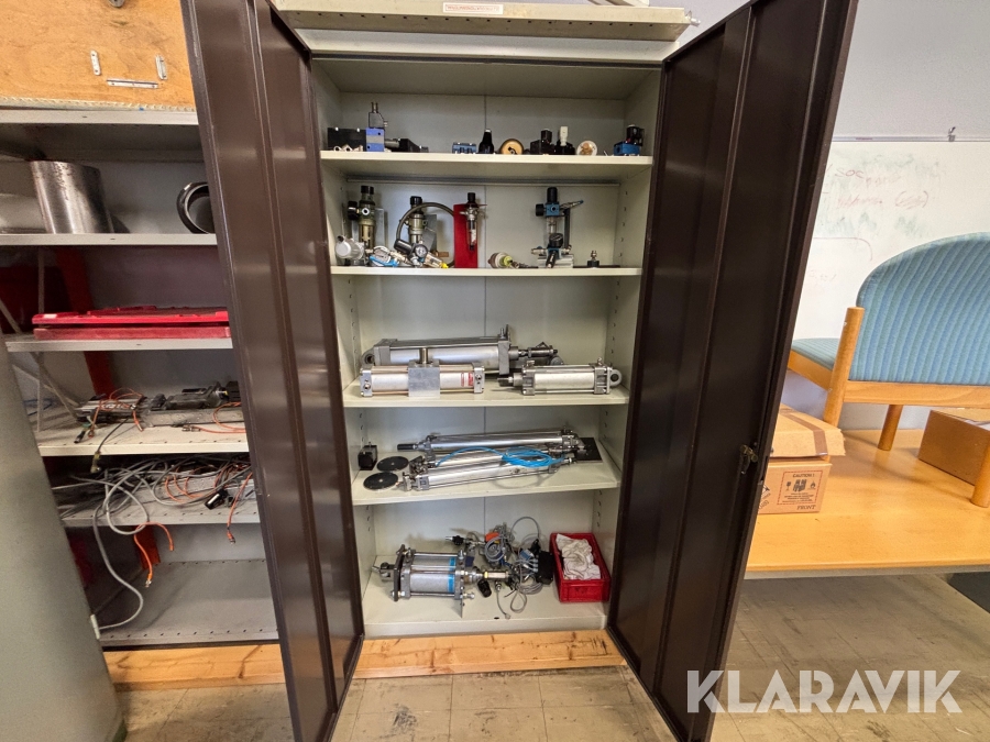 Plåtskåp med inventarier