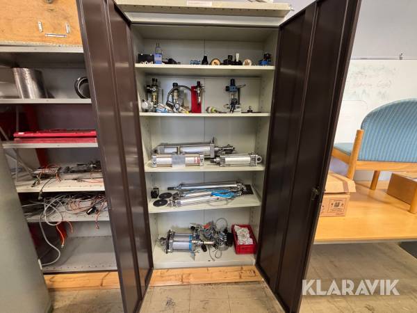 Plåtskåp med inventarier