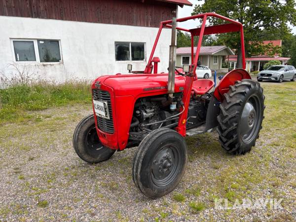 Veterantraktor Massey Ferguson 35 X med Fiskars 2skärig plog
