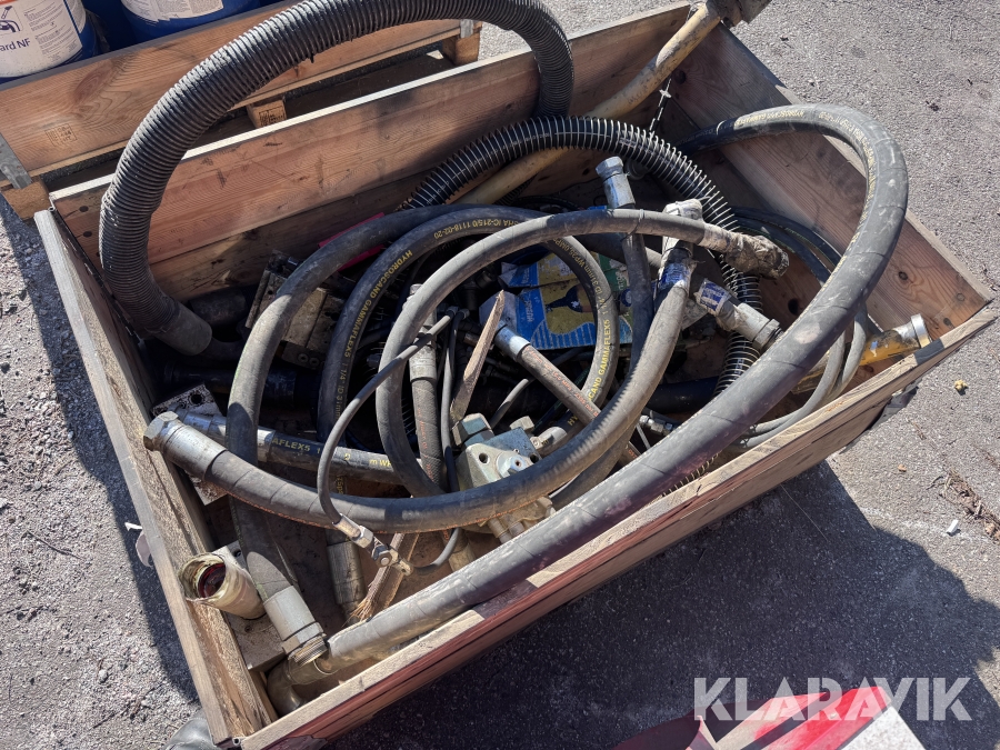 Diverse hydraulslangar och kopplingar