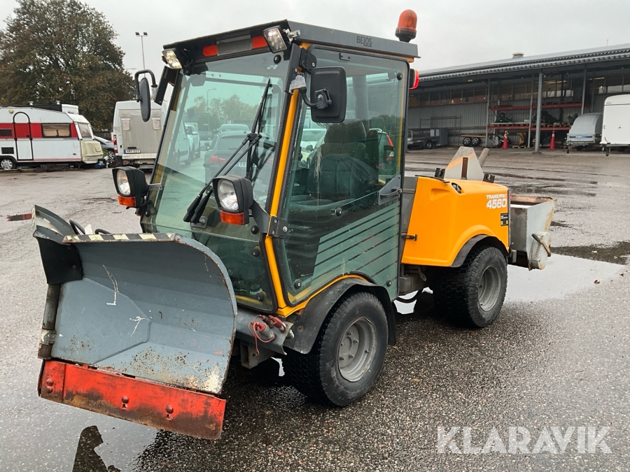 Redskapsbärare Belos TransPro 54 med vikplog och sandspridare