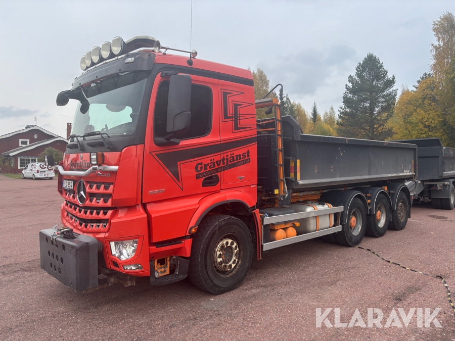 Lastväxlare Mercedes-Benz Arocs 3251 tridem plogutrustad