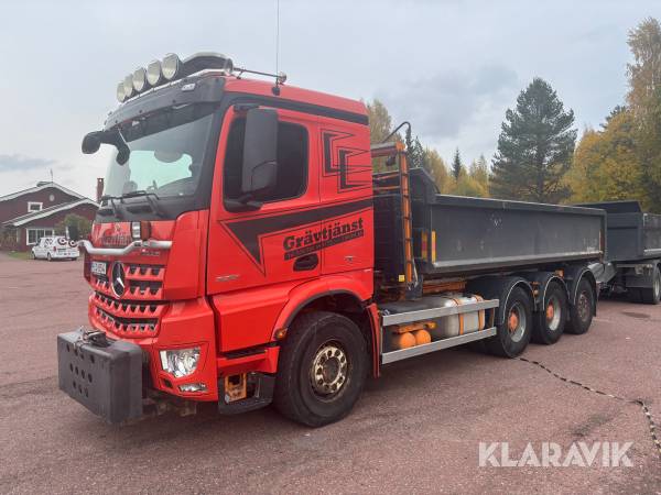 Lastväxlare Mercedes-Benz Arocs 3251 tridem plogutrustad