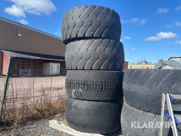 Entreprenaddäck Michelin 800/65R29 med två fälgar