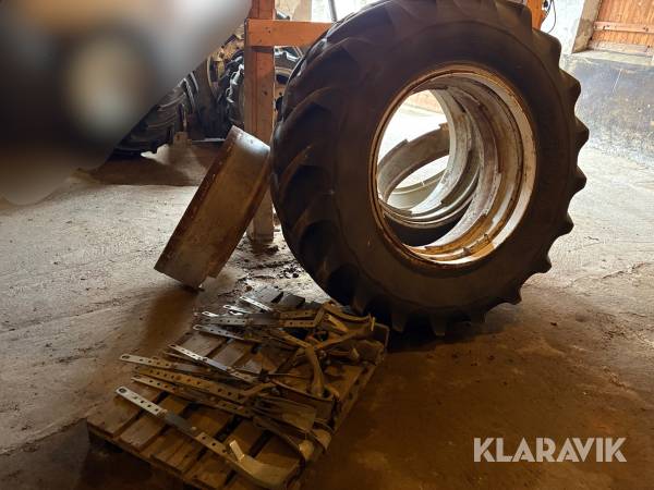 Dubbelmontage Goodyear 20.8R38 med distansringar & spännare