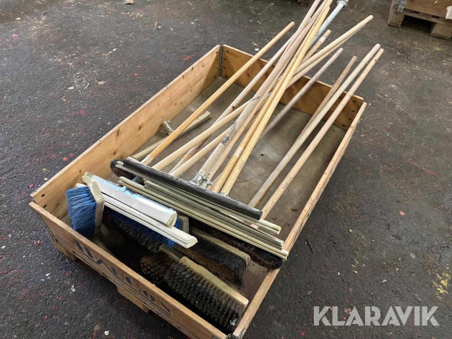 Pall med diverse kvastar och skrapor