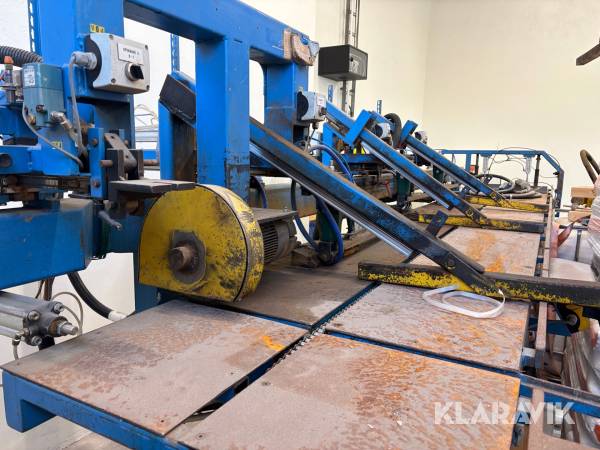 Luckmaskin Randek Bautech för tillverkning av råspontluckor. Luftdriven