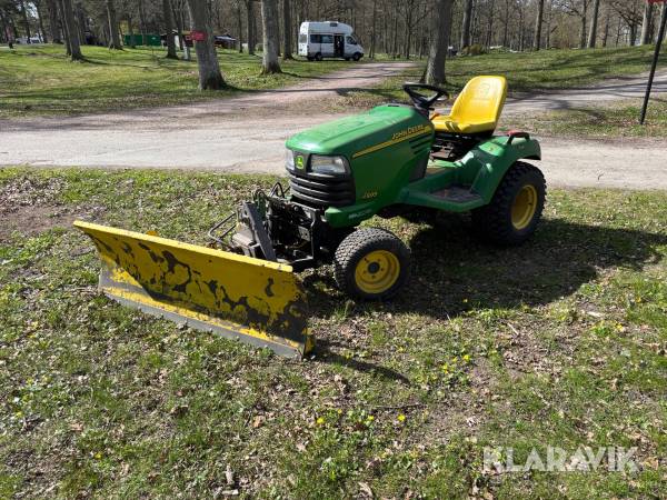 Redskapsbärare John Deere X595 med redskap