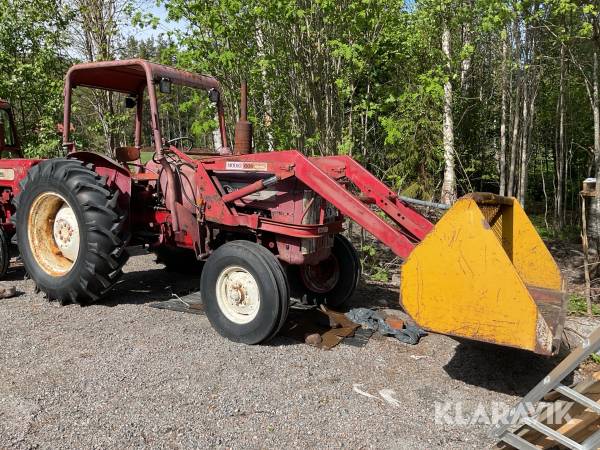 Traktor MacCormick International B414 med lastare