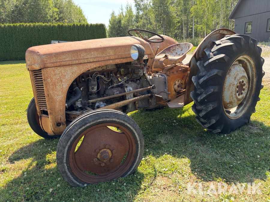 Veterantraktor Massey Ferguson Grålle