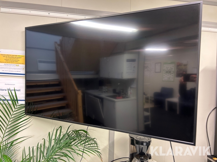 TV Samsung QB55R på arm