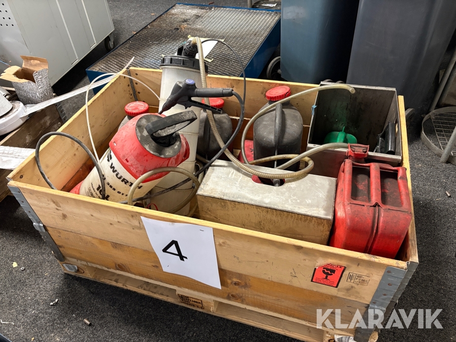 Parti med kannor, dunkar och sprutor Wurth