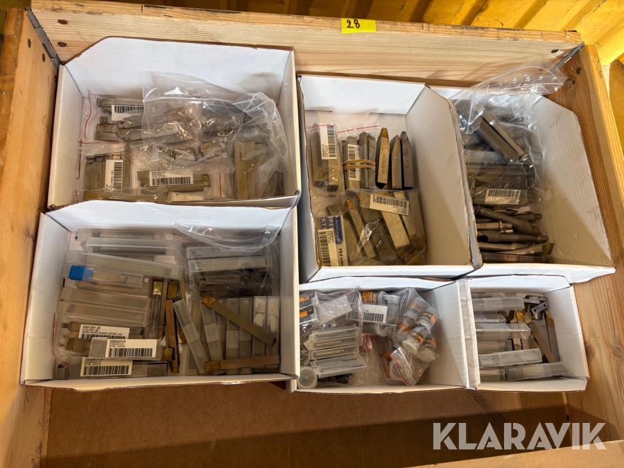 Parti med svarvstål och diverse verktyg