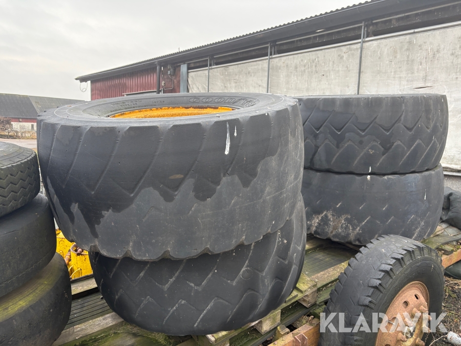 Däck på fälg 4 st till lastmaskin Good Year 600 / 65 R25