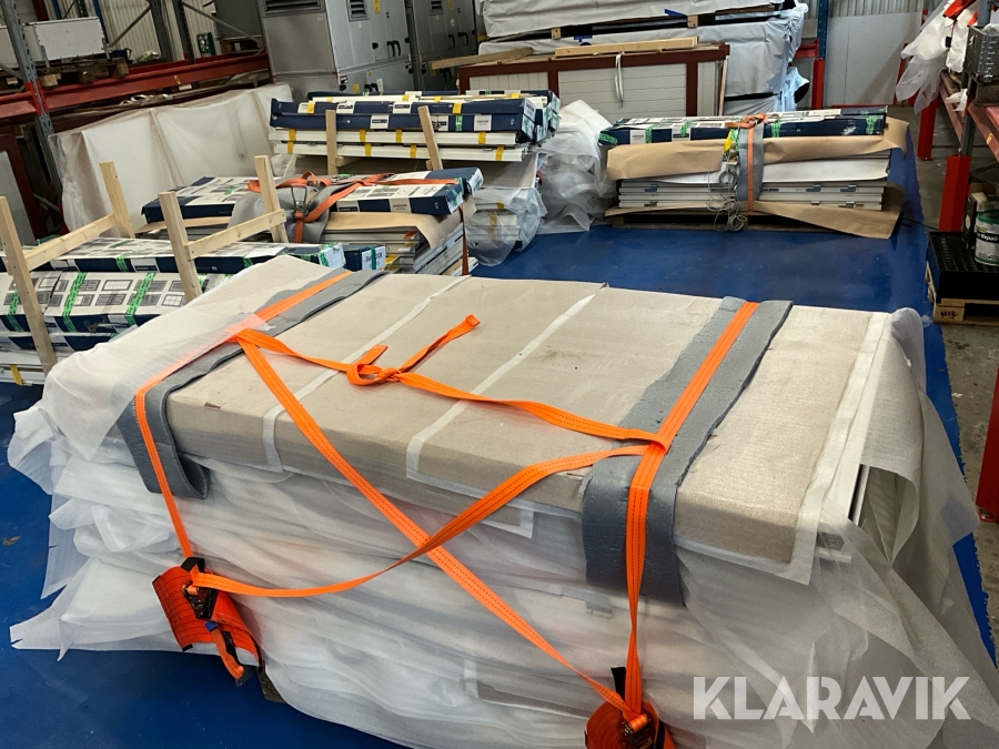 Parti med dörrar och karmar