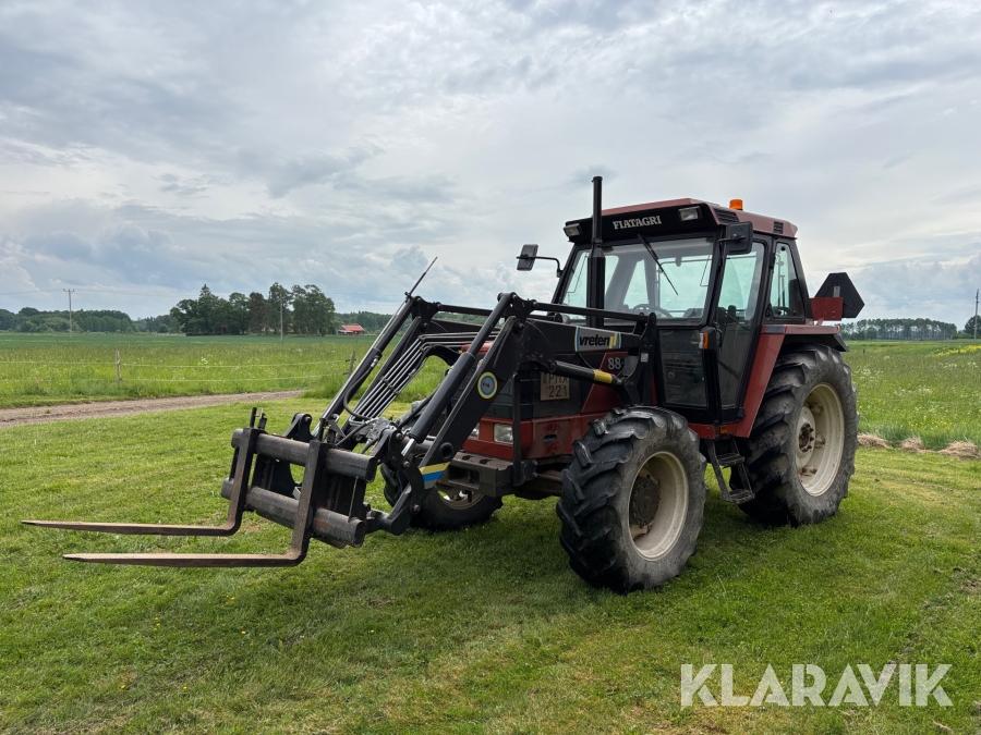 Traktor Fiat 88-94 dt 4wd med frontlastare / Gafflar / Skopor