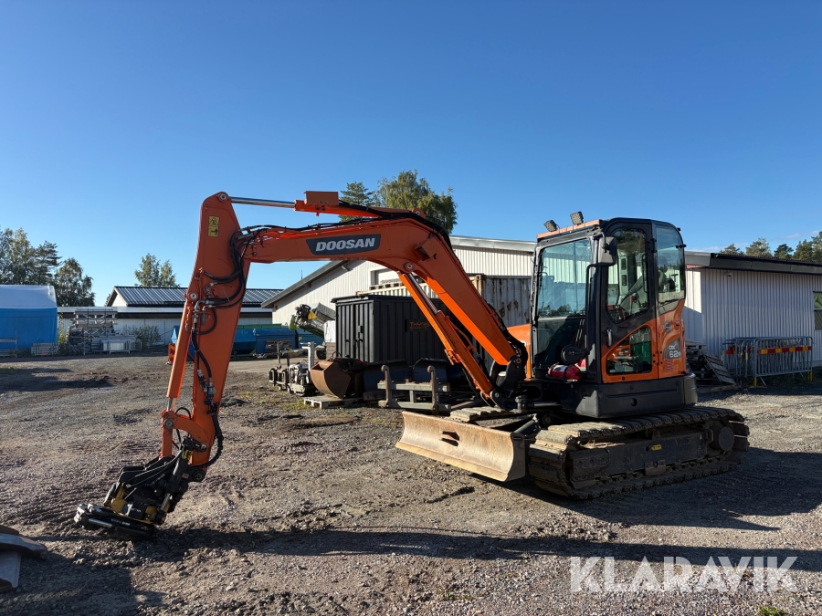 Grävmaskin Doosan DX62R med flera redskap