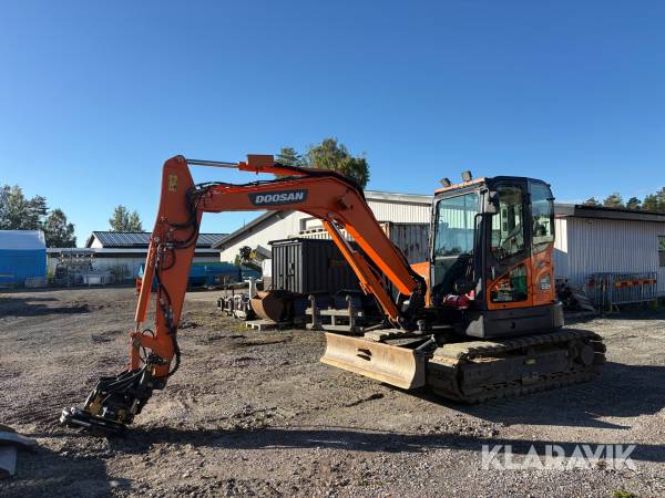 Grävmaskin Doosan DX62R med flera redskap