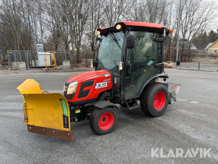 Traktor Kioto CX2510 HST med vikplog och sandspridare