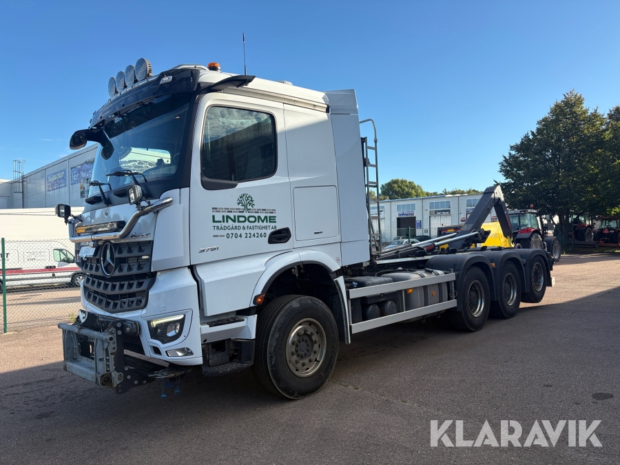 Lastväxlare Mercedes-Benz Arocs 3751 med plogutrustning