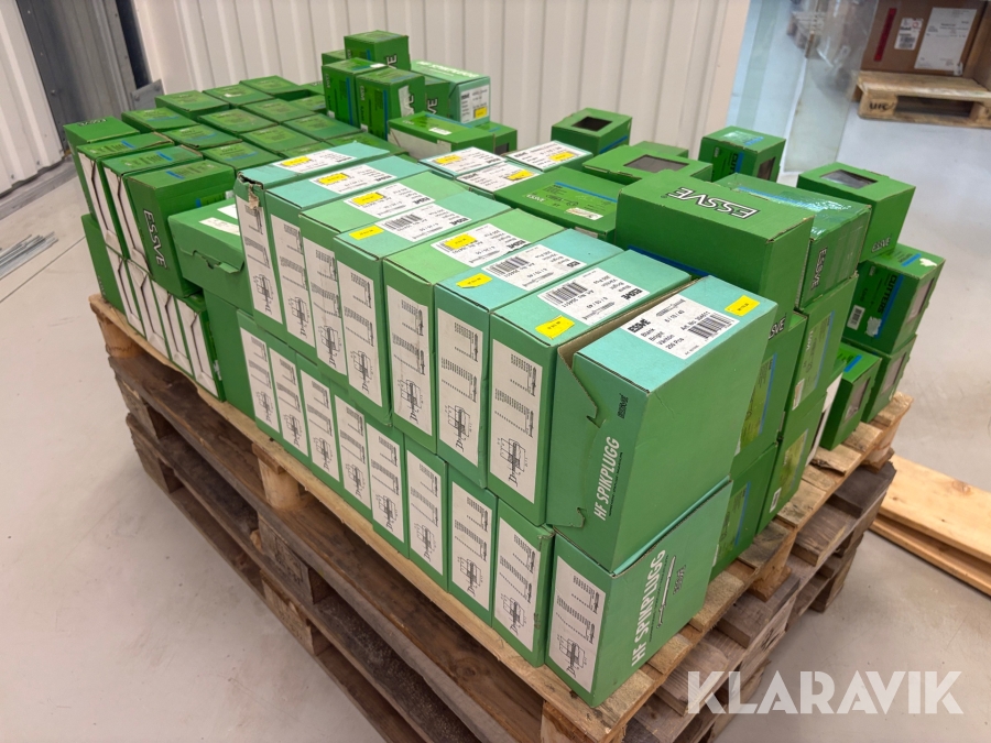 Pall med blandade paket med skruvar Essve