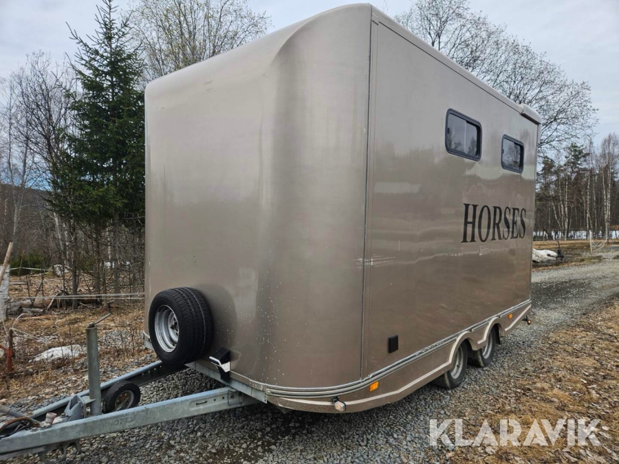 Hästtransport Steinsberger 3,5 ton med landströmsanslutning