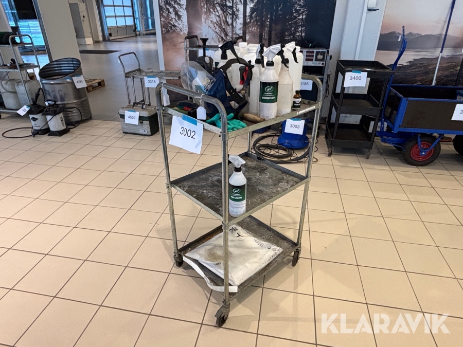 Verkstadsvagn med diverse bilvårdsprodukter