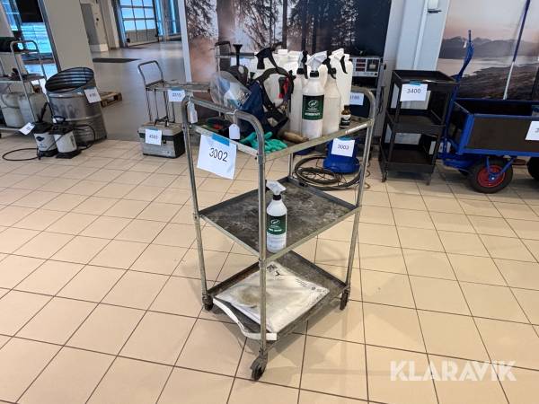 Verkstadsvagn med diverse bilvårdsprodukter