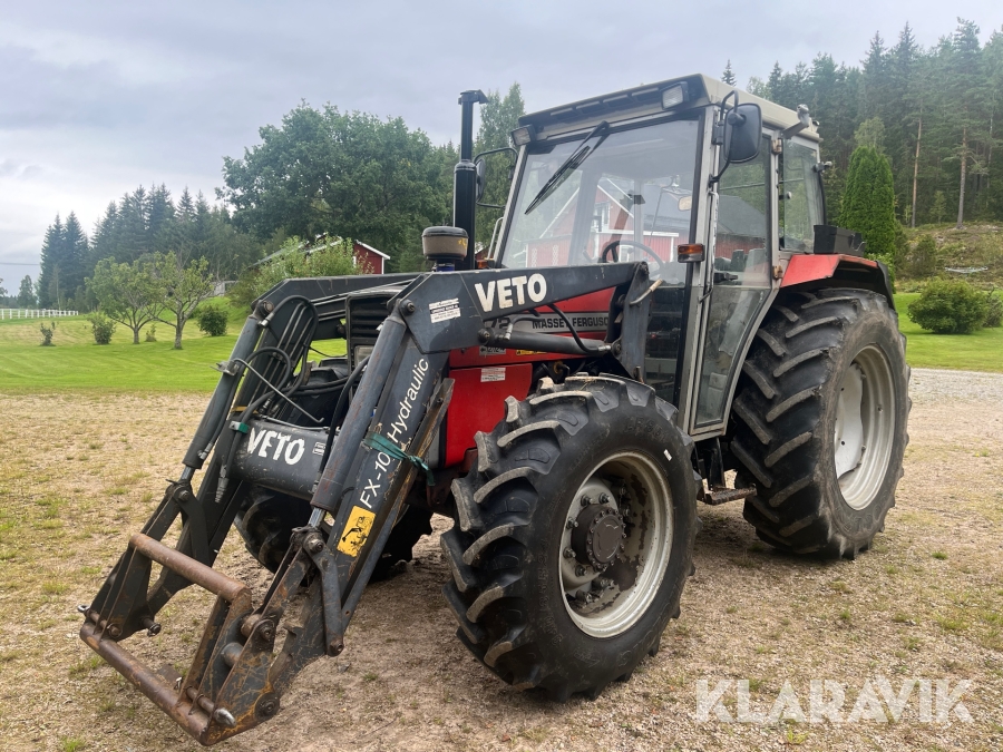 Traktor Massey Ferguson 372 med skopa